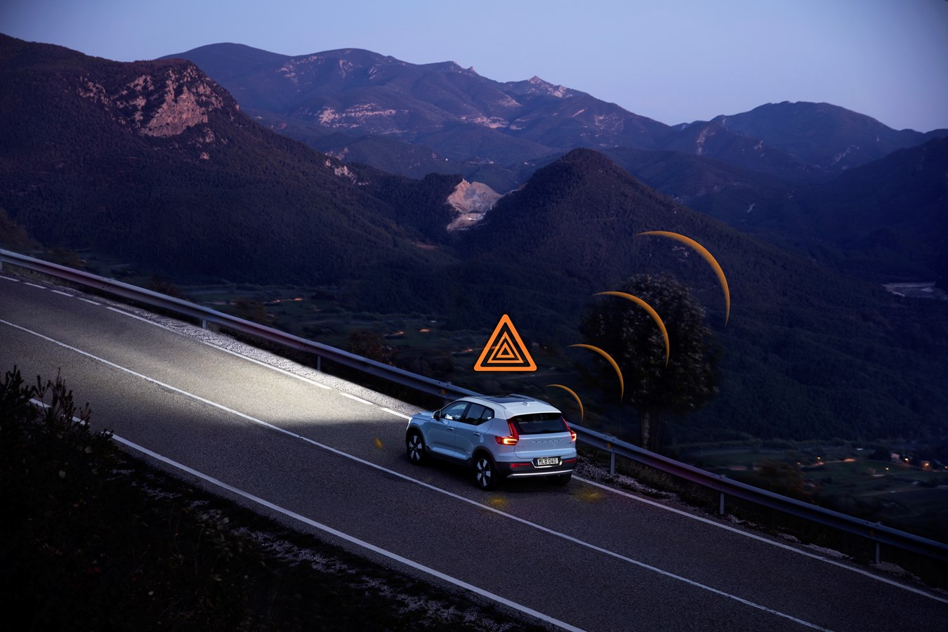 Автомобили Volvo смогут предупреждать друг друга об опасности на дороге в странах Европы