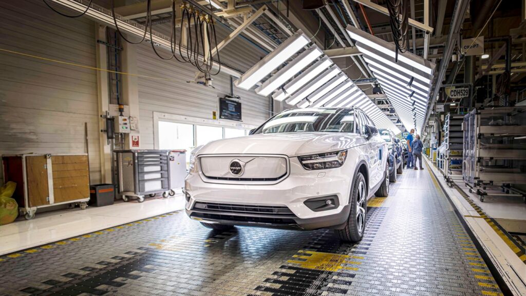 Volvo Cars начинает производство полностью электрического XC40 Recharge P8